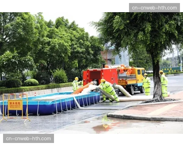 伊蒂哈德球场因突降大雨，比赛中途暂停十分钟